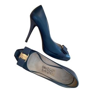 Vintage 2000’s Ferragamo Vara peep toe heels - Size 6 - navy leather with bow